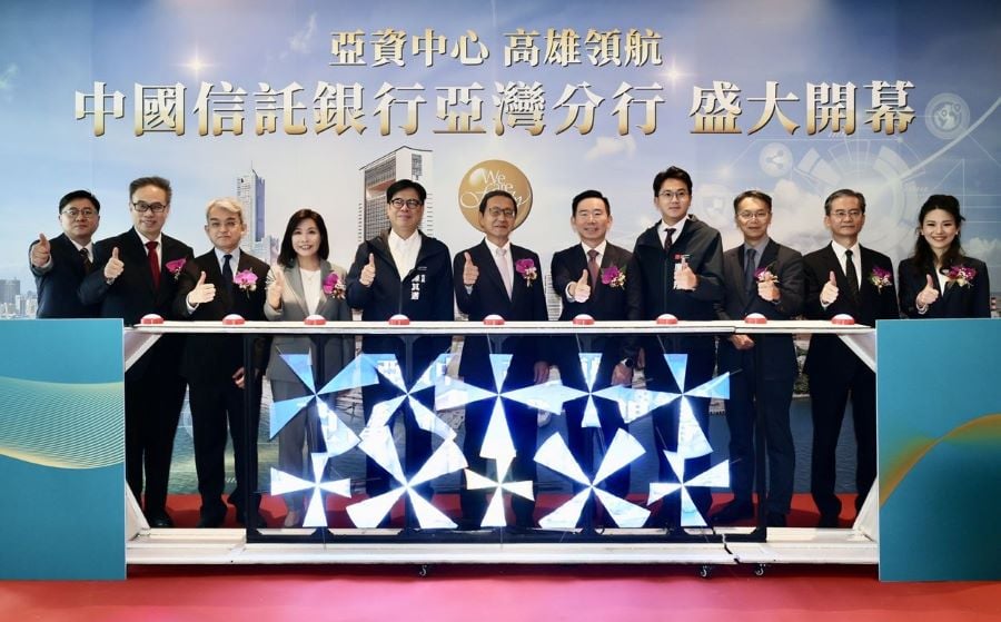 ▲高雄市長陳其邁出席中國信託銀行亞灣分行開幕典禮，和與會貴賓合照。