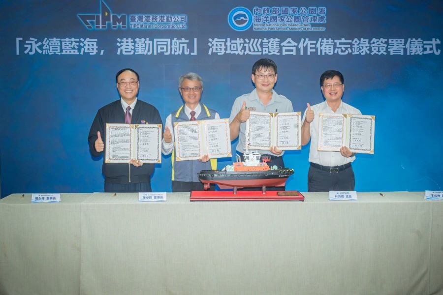 ▲合作備忘錄簽署儀式(由左至右 港務公司周永暉董事長、港勤公司陳榮聰董事長、內政部國家公園署海洋國家公園管理處林尚卿處長、內政部國家公園王成機署長)。