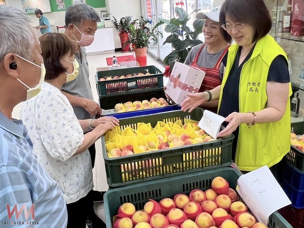 新竹郵局攜手尖石小農 局內展售水蜜桃做公益 - https://www.watchmedia01.com