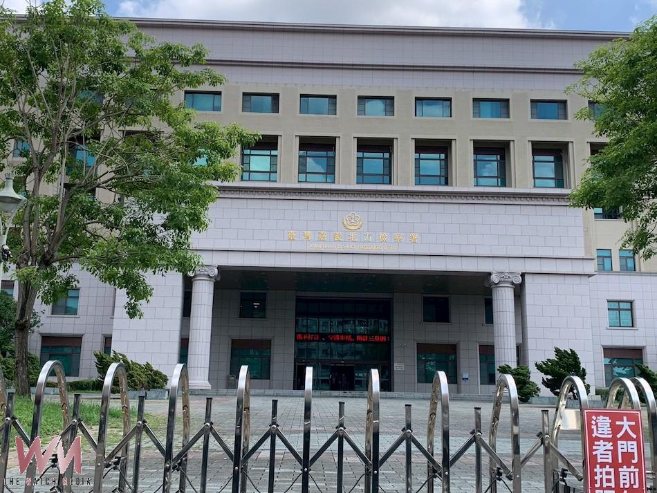 男子涉嫌騎乘機車趁女子没有防備之際,伸出鹹豬手撫摸女子胸部、臀部、磨蹭胸部手臂等性騷擾行為,經嘉義地檢署訊後覊押,提公訴移審嘉義地院,訊後依法續押。(圖/記者陳惲朋攝)