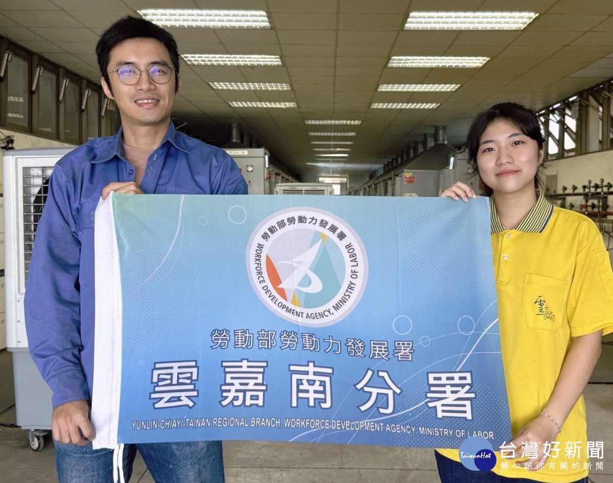 南分署銲接女選手郭于瑄(右)，感謝職訓師謝秉富(左)的陪伴及耐心教導，今年希望不負期望、力奪佳績