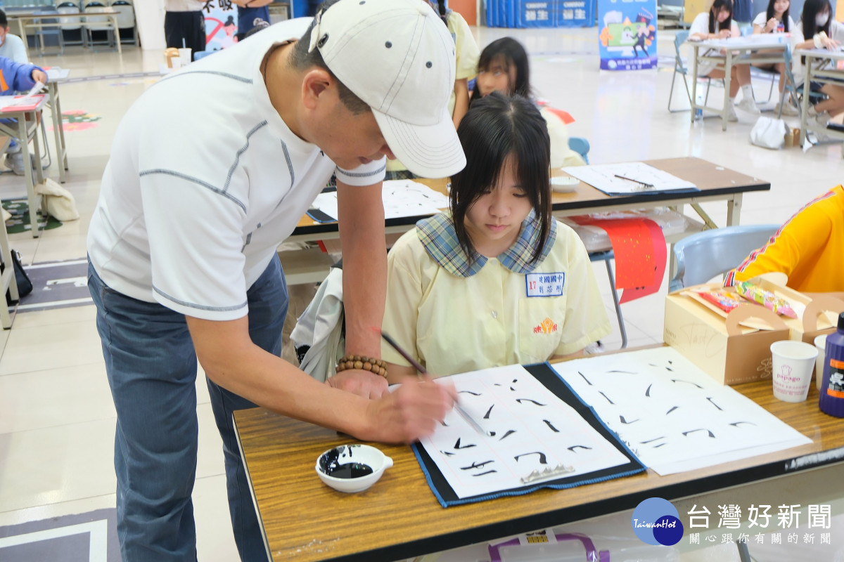 桃園市政府警察局舉辦「守護青春、清流不染」青少年書法體驗營。