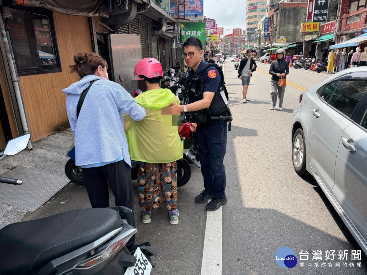 年邁婦人獨自坐在發動中的機車上，神情徬徨，警方協助平安返家。