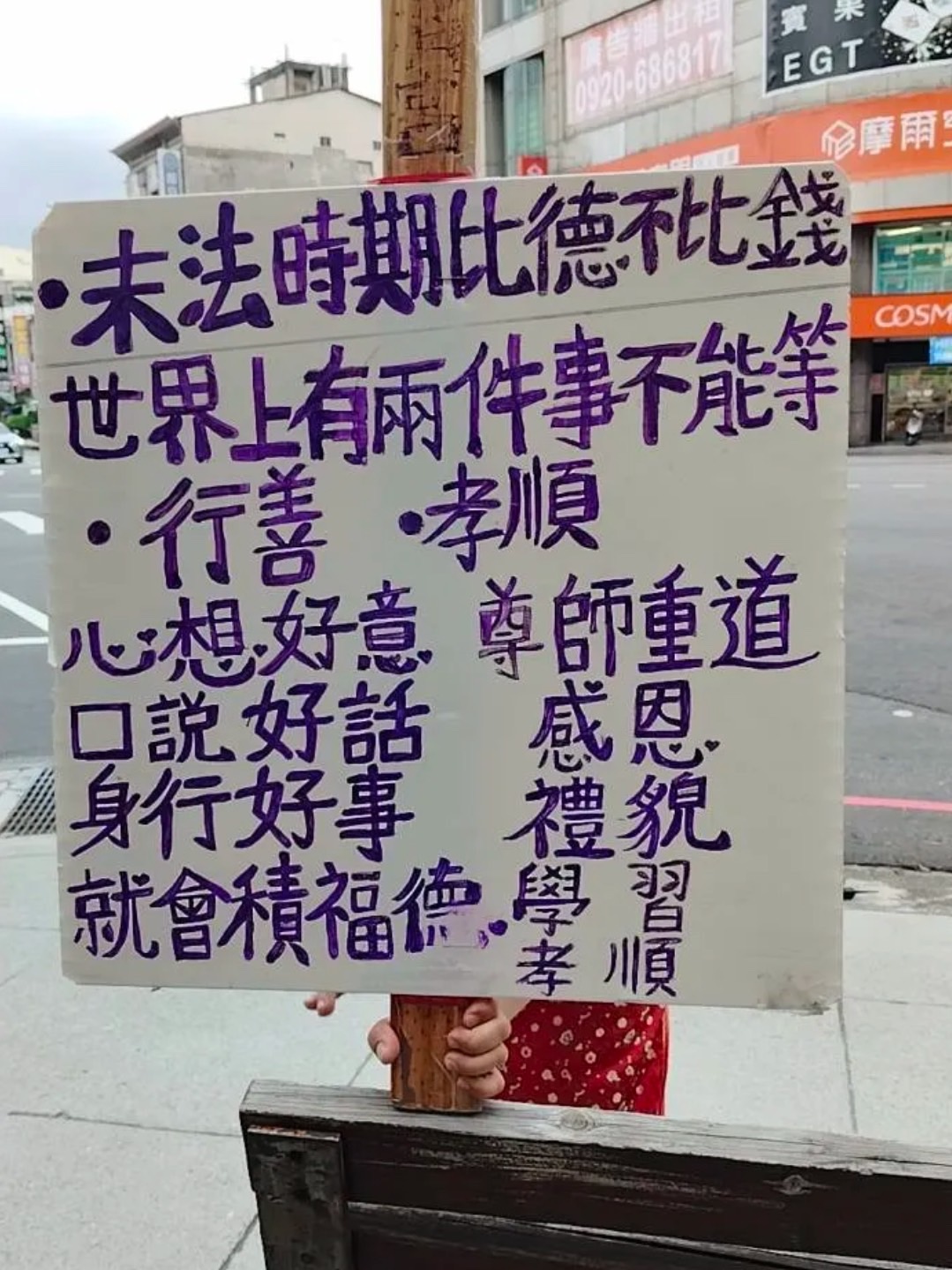 台中中清路口「正能量舞者」引注目 每天跳舞7、8小時盼帶給路人歡樂