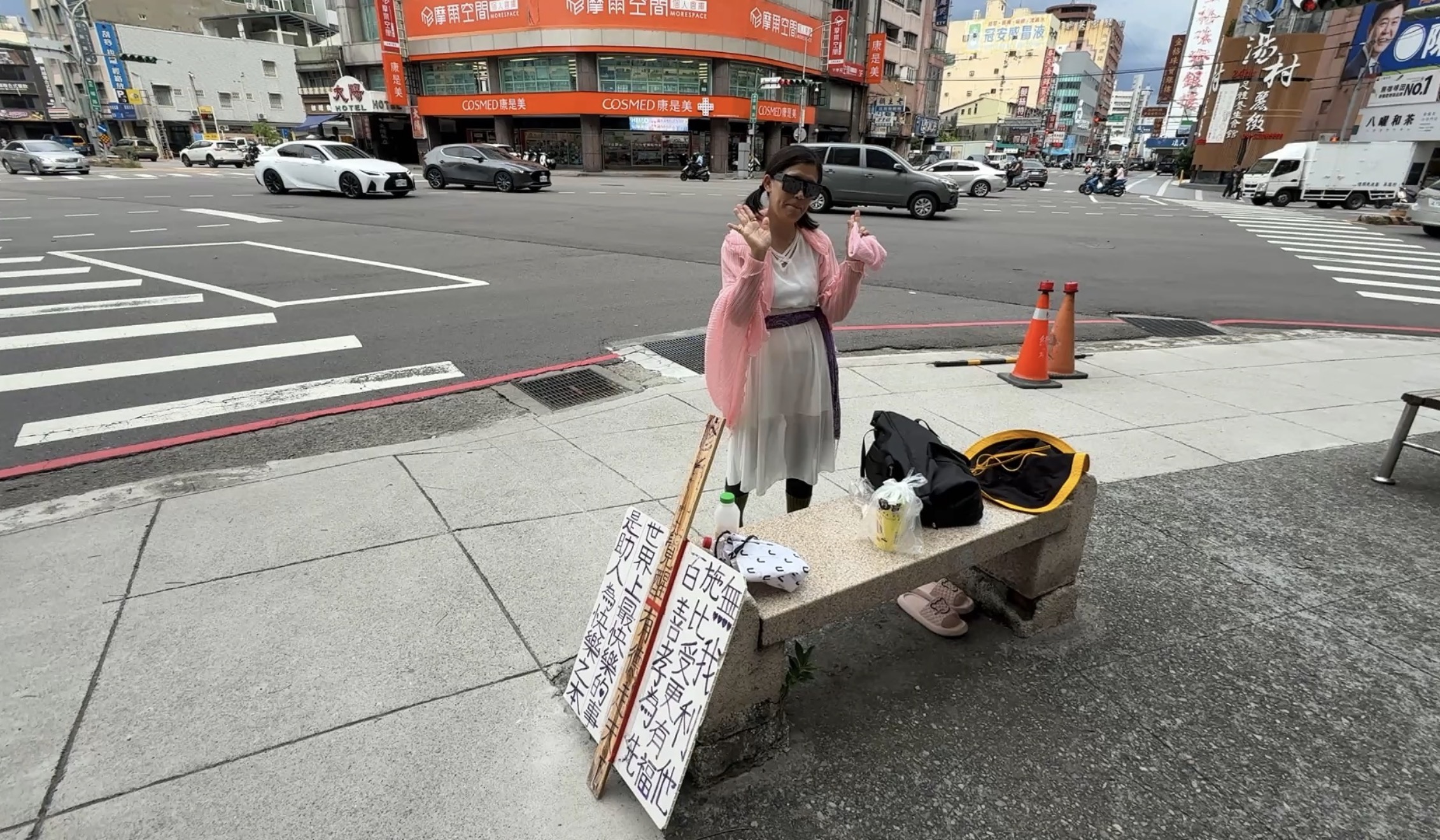 台中中清路口「正能量舞者」引注目 每天跳舞7、8小時盼帶給路人歡樂