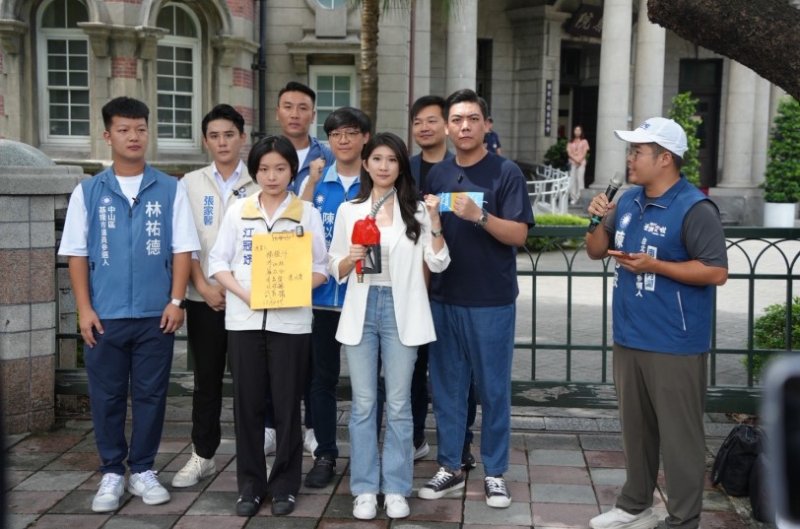 藍營青年赴監察院檢舉卓榮泰等4官員失職 再赴政院送「油槍」諷食安應對