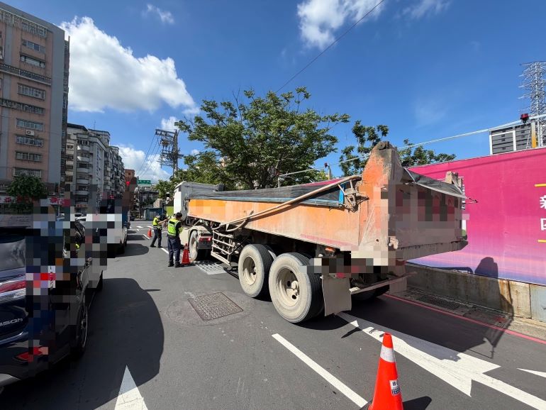 機動地磅攔查 中和警雙管齊下嚴查大型車違規 21 《圖說》中和警今年迄今已取締大型車各項交通違規共2,085件,裁罰總金額已逾百萬元,顯示警方持續加強取締違規,展現維護交通秩序的決心。〈中和分局提供〉