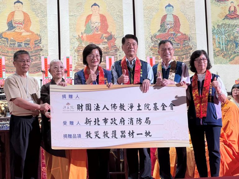 捐235萬元善心物資 淨土院水陸空大齋勝會慈悲化為行動 10 《圖說》淨土院捐贈救護救災器材。〈民政局提供〉