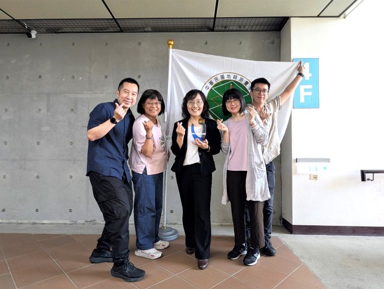 《圖說》新北愛連網已連續第4年獲得全國性專業獎項，中為地政局副局長楊悅君。〈地政局提供〉
