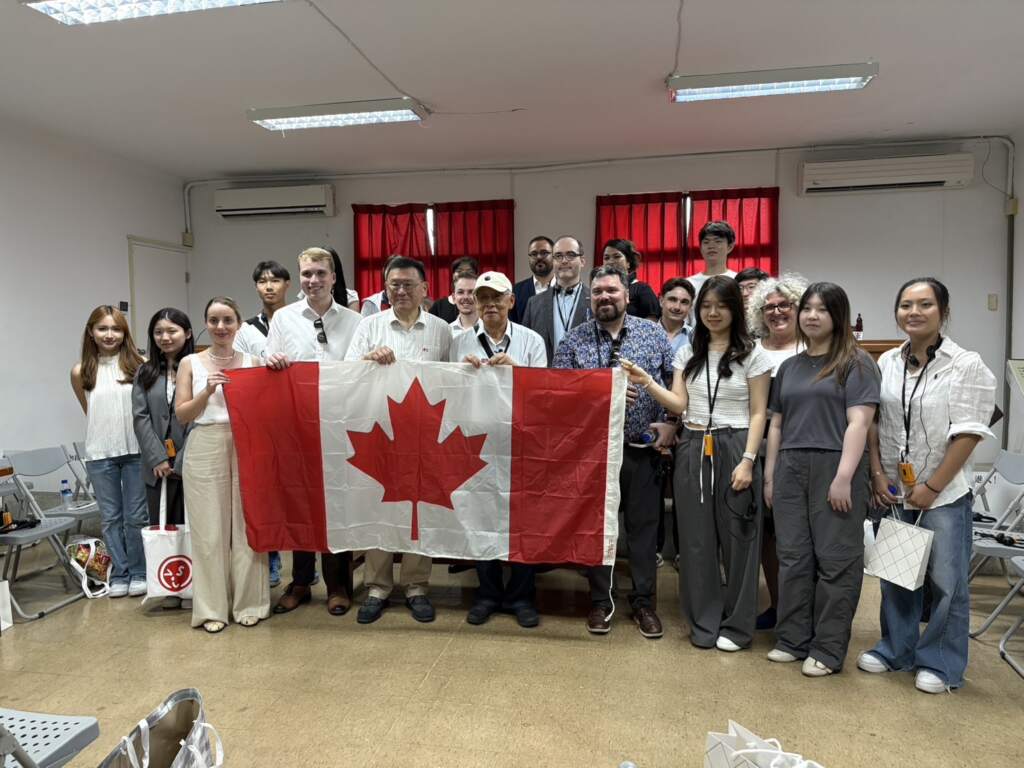 ▲加拿大國會訪台團與臺灣高中生交流。VIS國際實驗教育學生向世界講述臺灣民主故事。 第一排右起第五位(戴白帽)為陳欽生前輩