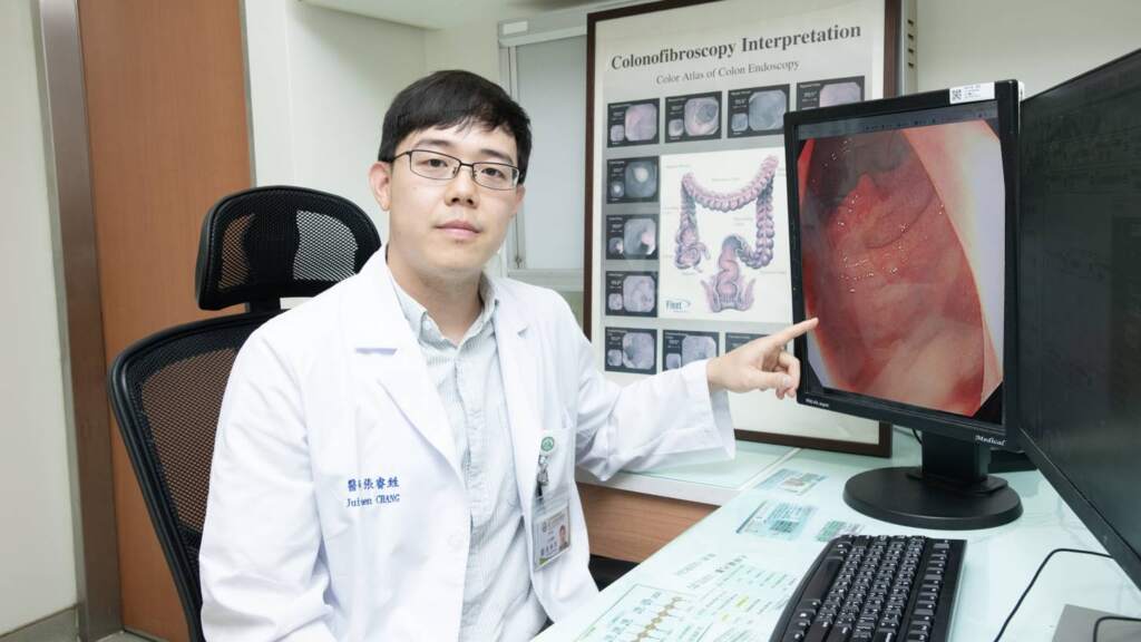 ▲彰基醫學中心大腸直腸外科張睿甡醫師，說明直腸癌治療與機器手臂手術優勢。（圖／彰化基督教醫院提供）