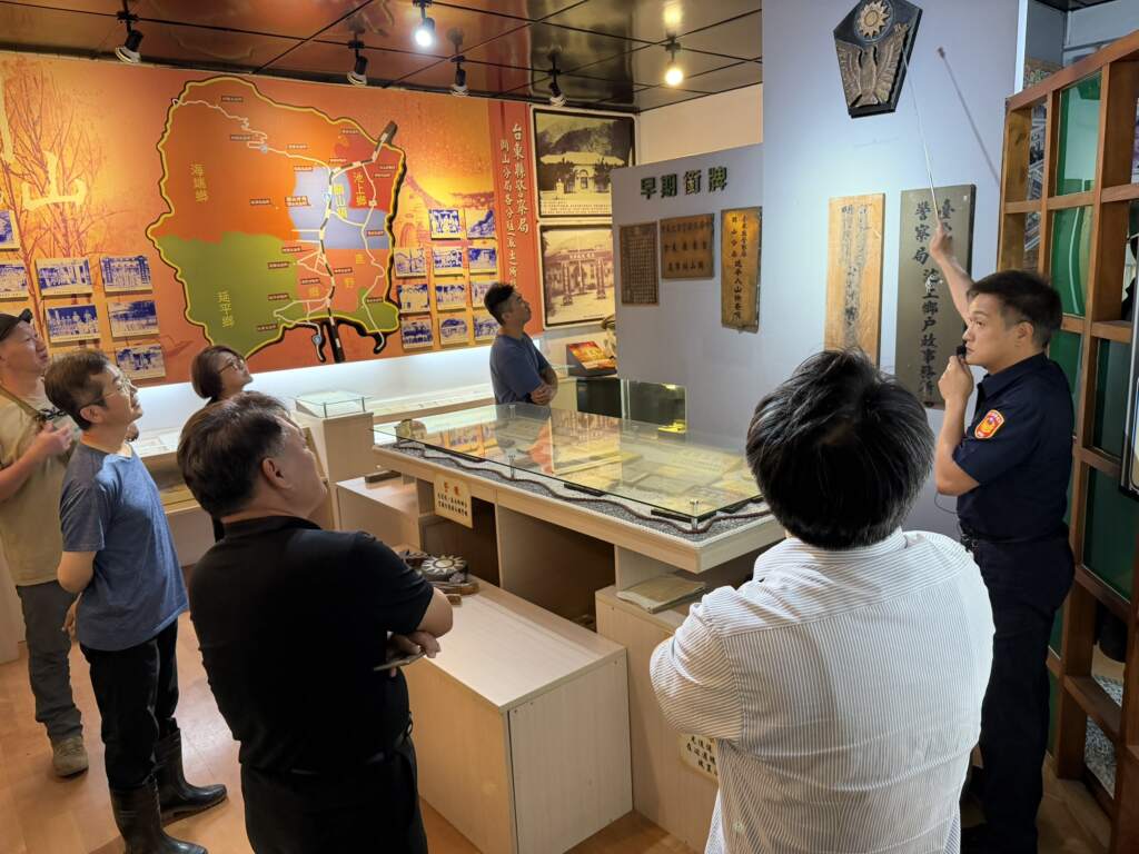 ∆巡佐林張仲康擔任導覽解說,帶領魏德聖導演等人參觀關山警史蹟文物館,深入了解與三叉山事件相關的歷史脈絡及珍貴文物。(圖/關山警分局提供)