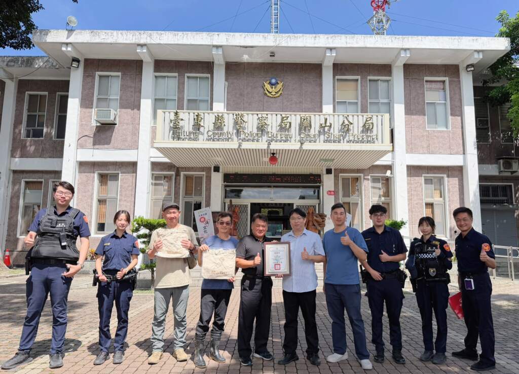 ∆魏德聖導演（左起四）特地前往關山警史蹟文物館取材，希望透過第一手史料與文物，讓未來作品更貼近歷史真實，也讓更多民眾認識三叉山事件的時代背景。（圖／關山警分局提供）