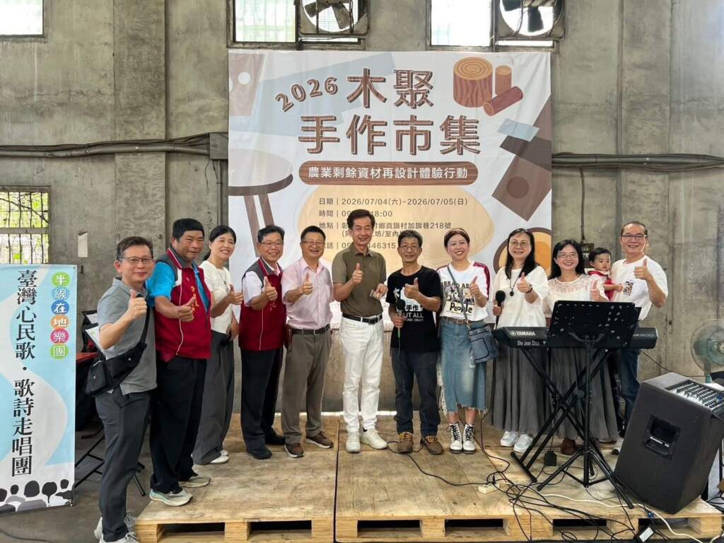 ▲大村鄉長賴志銘(左六)感謝大葉大學協助木作市集。(圖/記者林明佑翻攝)