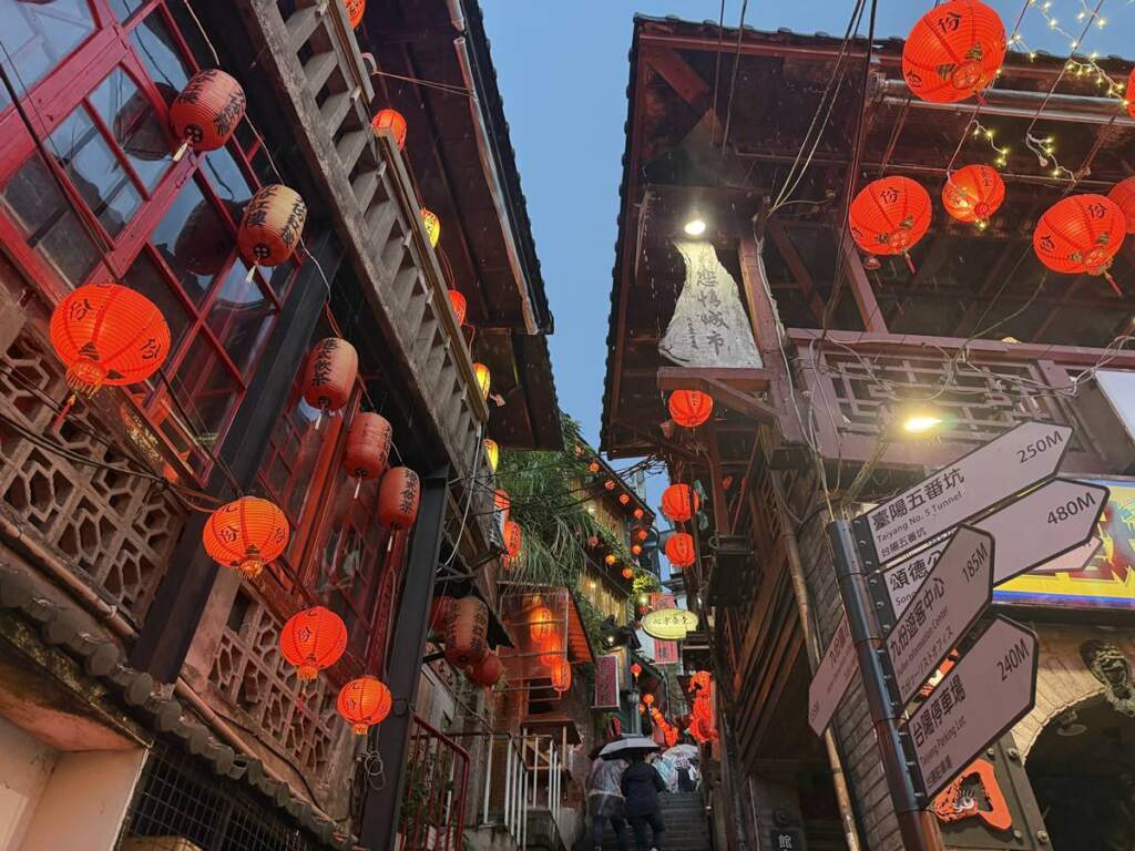 ▲暮色低垂，點點紅光點亮了蜿蜒的九份老街，紅燈籠與山城夜景相互輝映， 為旅客帶來專屬九份的夏日風情。