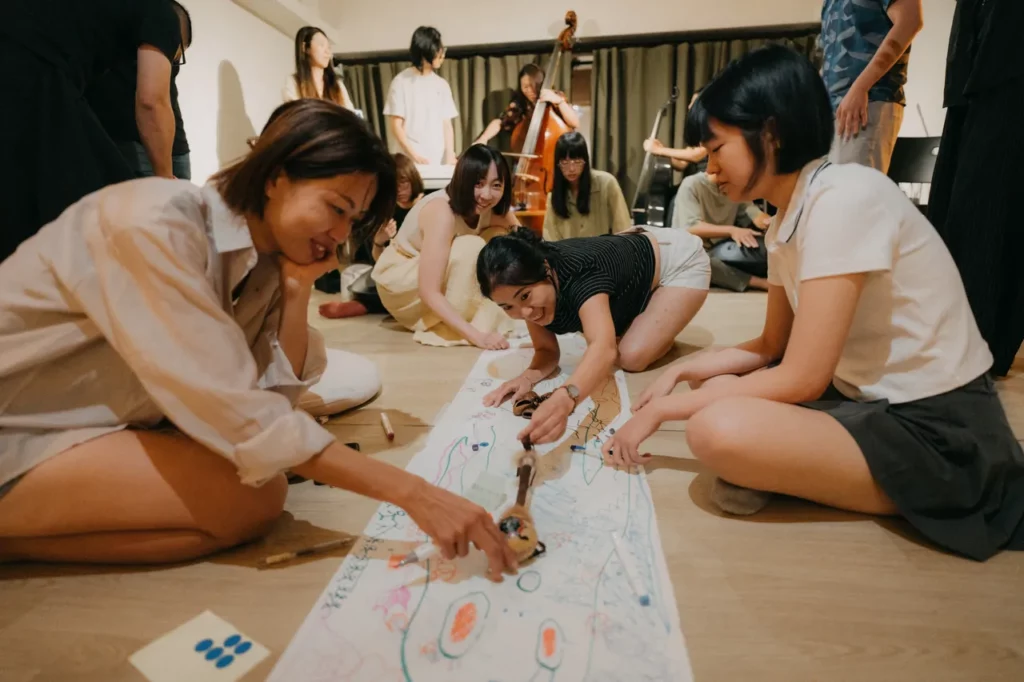 五維聚所過往即興共創活動現場,參與者可透過聲音、繪畫與動作加入創作,也能自由選擇觀看或參與。(五維聚所提供/攝影:彥碩)