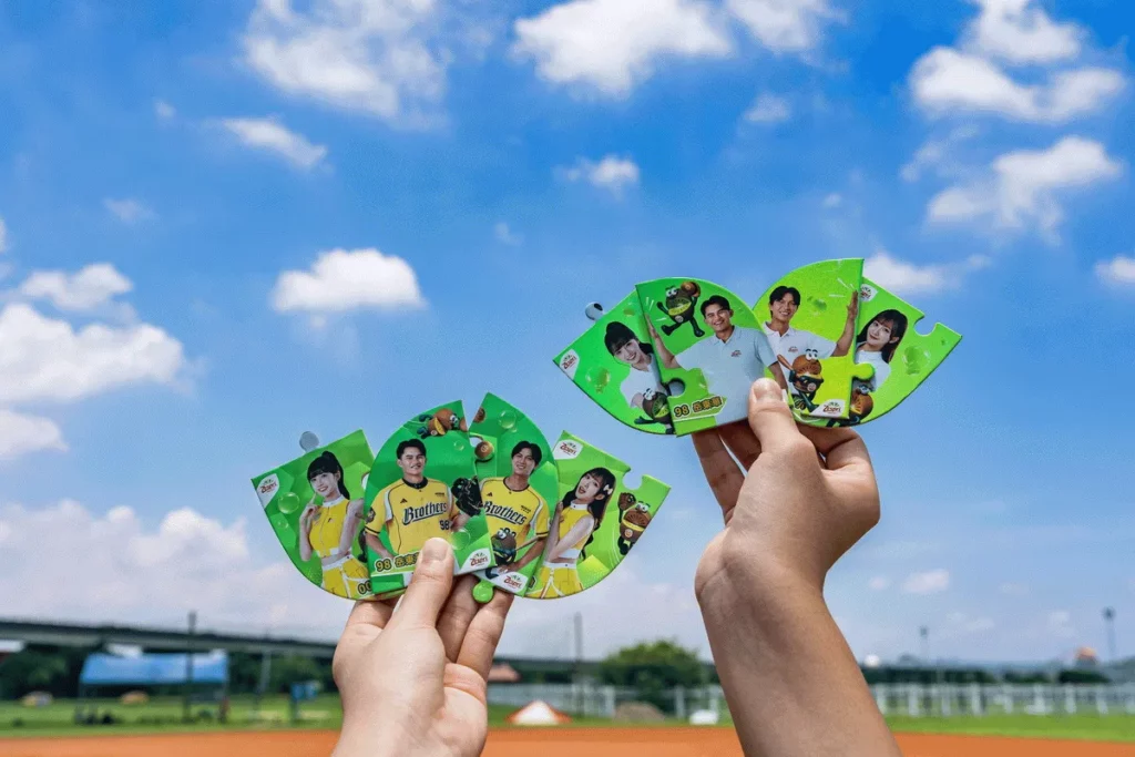 隨盒附贈造型球員卡「Zespri 營養應援拼圖卡」共推出「常規款」(右)與「珍藏閃耀款」(左)兩種版本