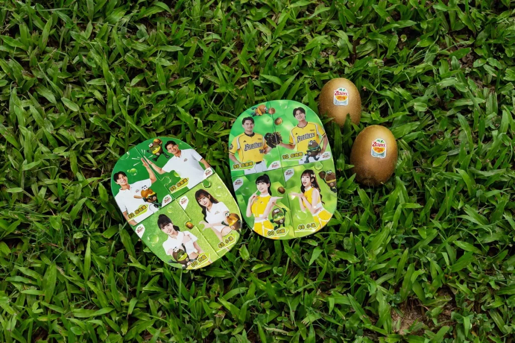 隨盒附贈造型球員卡「Zespri 營養應援拼圖卡」共推出「常規款」(左)與「珍藏閃耀款」(右)兩種版本