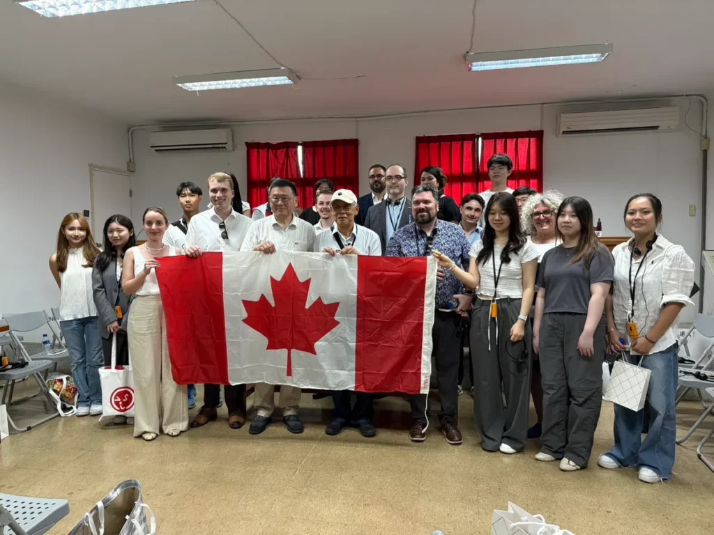 加拿大國會訪台團與臺灣高中生交流。VIS國際實驗教育學生向世界講述臺灣民主故事。第一排右起第五位為陳欽生前輩。