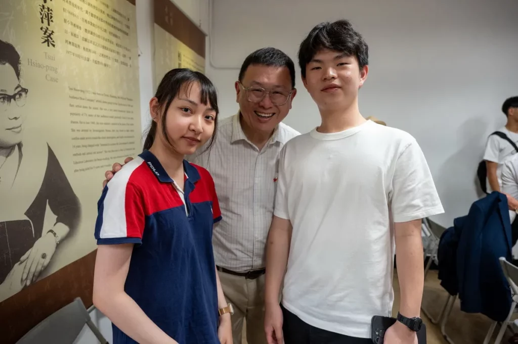 VIS國際實驗教育學生管若喬(左)與黃懋洋(右)與加拿大國會訪台團成員深入討論民主人權及公共政策等議題