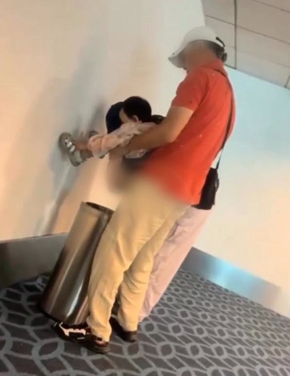 影／極度噁心！旅客抱小孩「在垃圾桶大便」　吉隆坡機場瀰漫惡臭