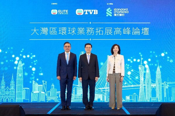 香港特別行政區行政長官李家超先生（中）、渣打香港兼大中華及北亞區行政總裁禤惠儀女士（右）和電視廣播有限公司行政主席許濤先生（左）主持開幕儀式。