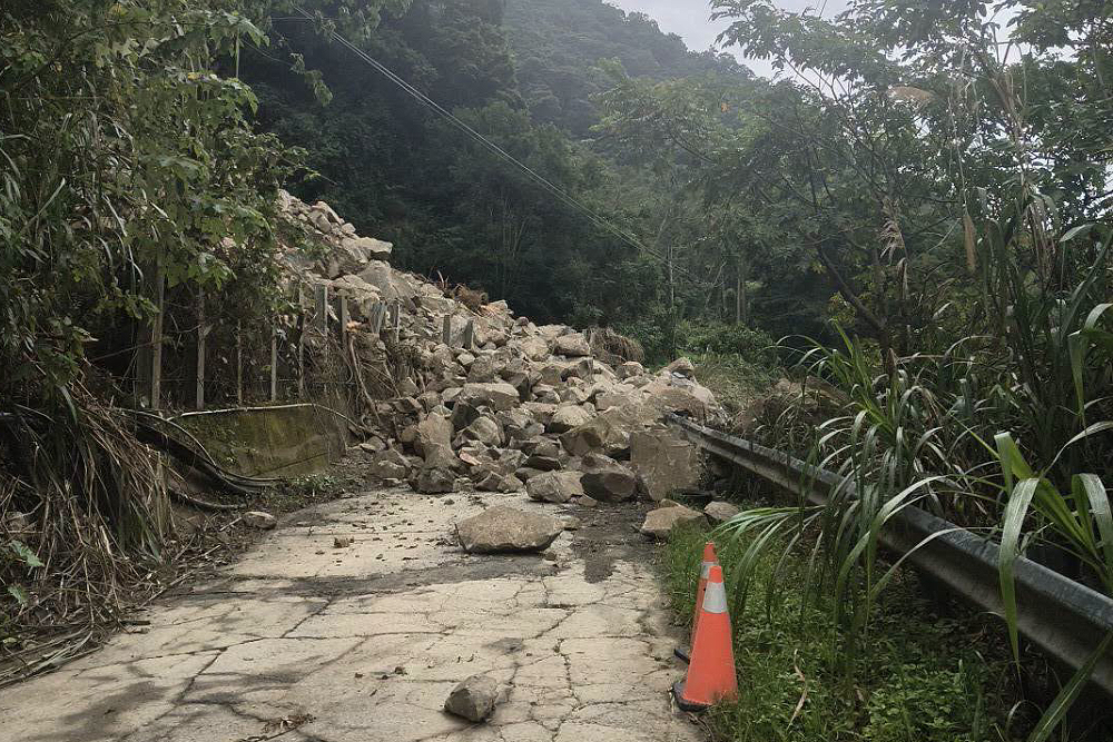 台中雪山坑往「巨人之手」道路坍方 市府今搶修、啟動供水應變 222 台中雪山坑往「巨人之手」道路坍方 市府今搶修、啟動供水應變 221