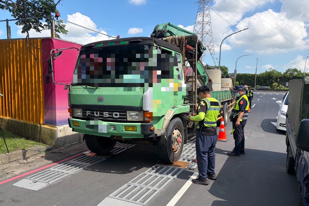 抓大型車輛違規 新北市中和警計取締2085件罰鍰達百萬元 212 cnews204260714a05