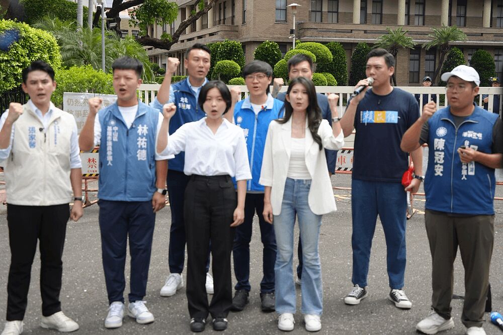 檢舉卓榮泰4官員失職　藍營青年送「油槍」諷油腔滑調 207