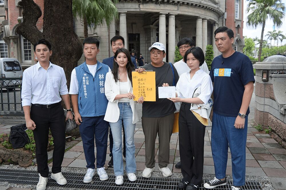 檢舉卓榮泰4官員失職　藍營青年送「油槍」諷油腔滑調 209