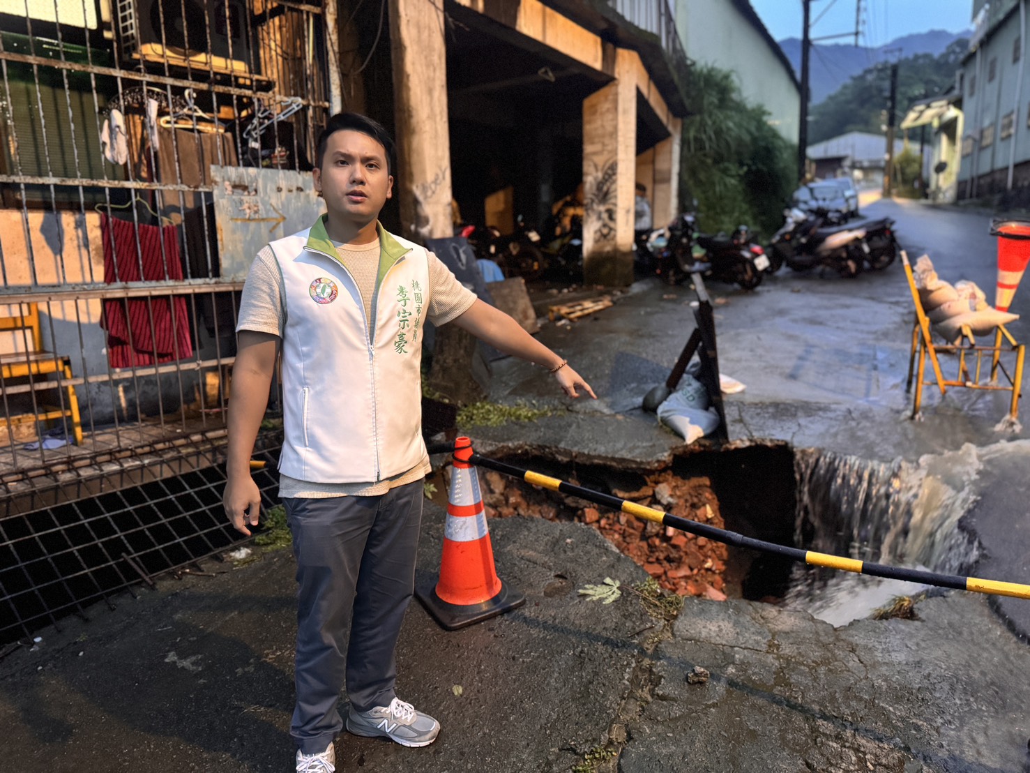 桃園龜山湖山街路面驚見大坑洞 區公所急設鐵板交通錐 S 85491729 0