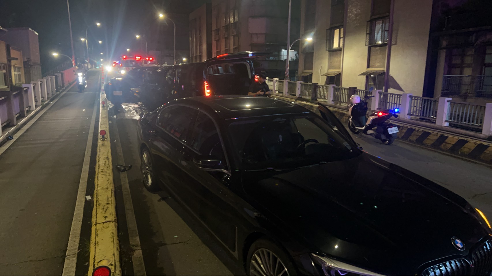 桃園三民陸橋連撞3車 「駕駛卡車內」意識不清送醫 S 174555163 0