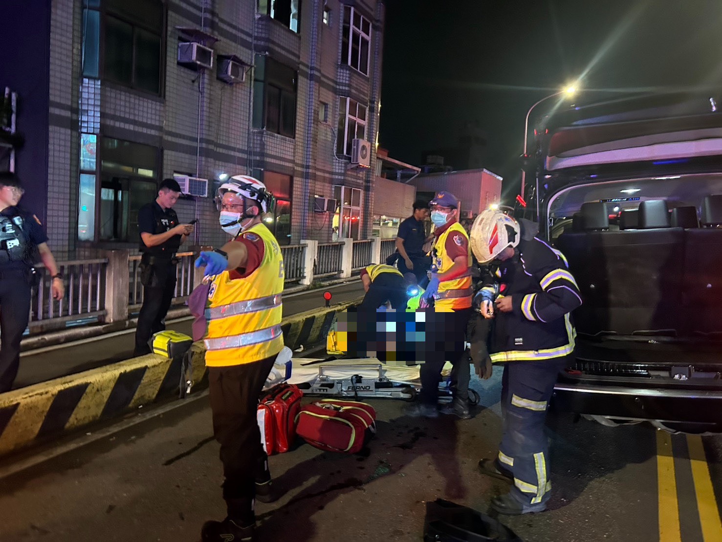 桃園三民陸橋連撞3車 「駕駛卡車內」意識不清送醫 S 174555162 0