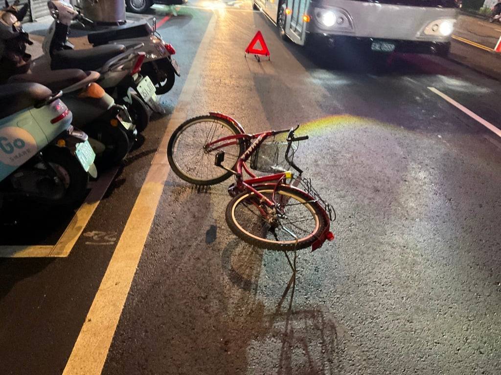 【有片】八德介壽路轎車猛撞自行車!騎士噴飛送醫不治 726776 0