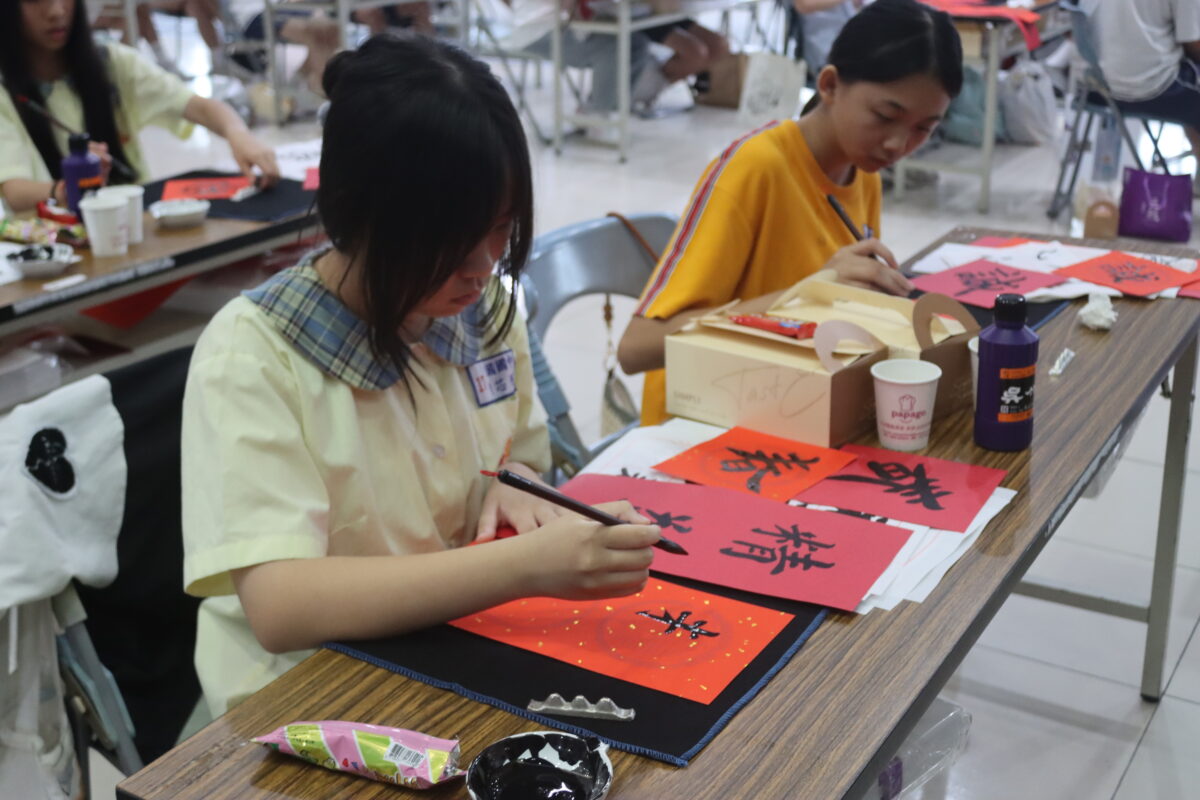 桃警青春專案結合書法體驗營 引導學子揮毫培養正向興趣 IMG 1385 0