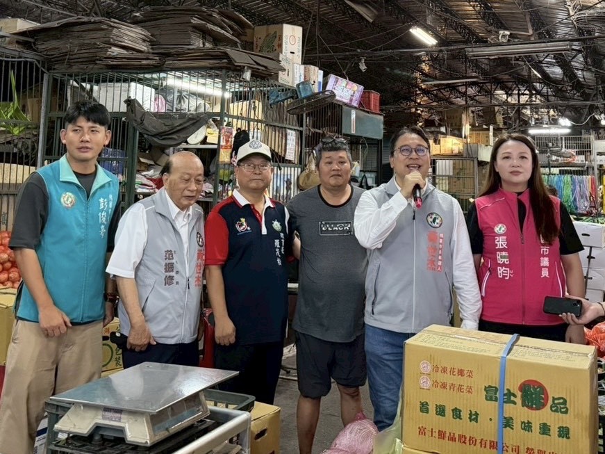 黃世杰中壢掃市場 宣傳健保費補助、敬老卡升級政見 S 178020636 0