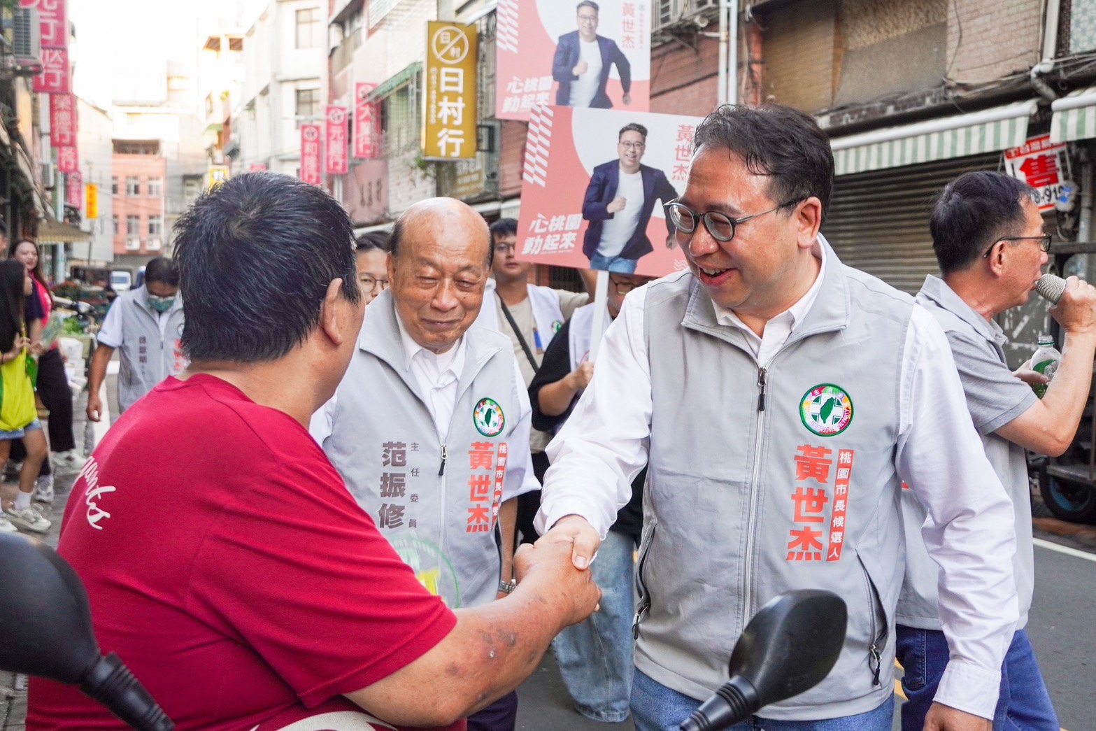 黃世杰中壢掃市場 宣傳健保費補助、敬老卡升級政見 S 178020632 0