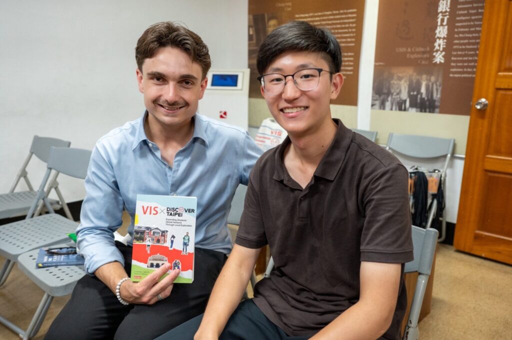 VIS國際實驗教育11年級學生曾加恩與加拿大國會訪團成員分享Discover Taipei一書內容與臺灣民主發展歷程。(圖／台北市VIS國際實驗高中提供)