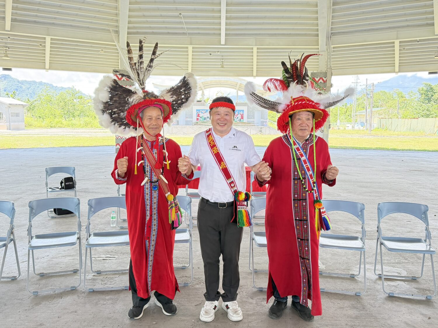 張峻（中）今（14）日在光復鄉太巴塱祭祀廣場，由太巴塱部落總頭目楊德成、Fata'an部落精神領袖張有征為其進行授名儀式，正式授予張峻有「領袖」意義的阿美族名「komod ka’icel」。（圖／記者 趙靜姸翻攝）