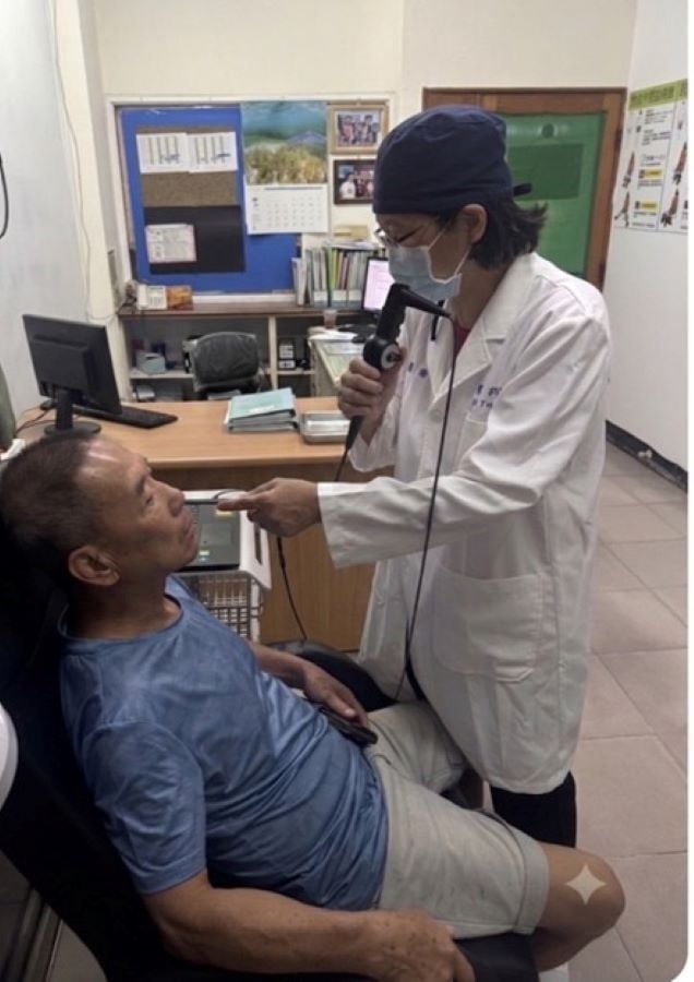 ▲開基玉皇宮慷慨捐贈鼻咽內視鏡設備，補足離島醫療缺口，讓高齡居民能在地接受專業吞嚥功能檢查，以實際行動守護偏鄉長者健康。