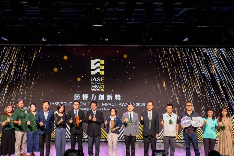 ▲影響力創新獎首獎代表與潘秘書長合影。