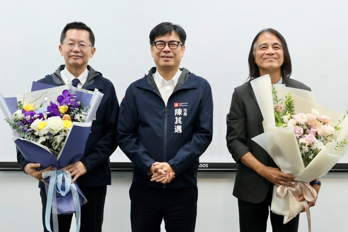 ▲祕書長郭添貴及新工處長許永穆屆齡退休，陳其邁於市政會議前致贈退休紀念品、獻上祝福，感謝兩人對市政、建設推動的付出與貢獻。