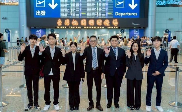 ▲民眾黨9人參訪團在桃園機場出發合影,本次是該黨建黨後首次正式組團赴上海交流。