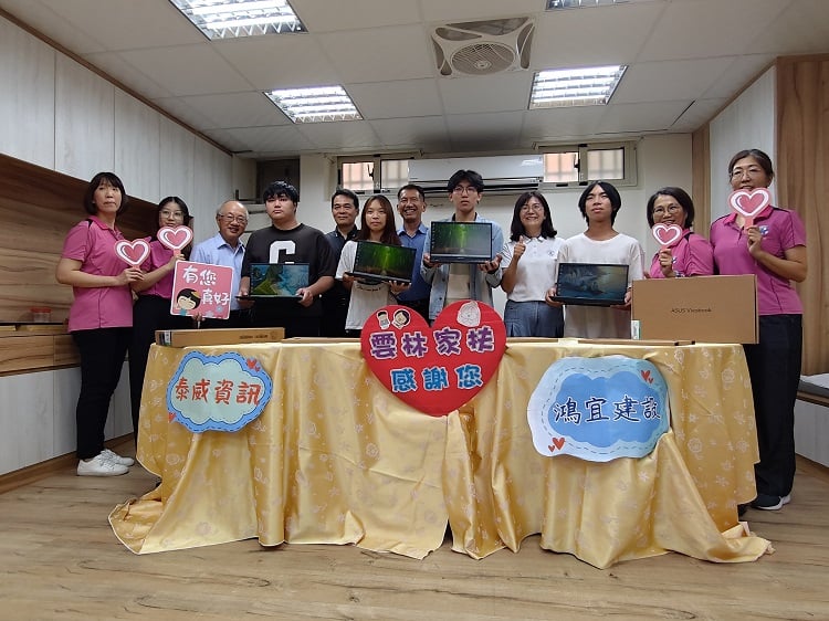 ▲泰威資訊的李惟守老闆（左五）與鴻宜建設的董事長黃凱稜（左七）一同與雲林家扶中心陳燦勲主委（左三）開心給予學生筆電，讓他們能夠迎戰大學生涯。(記者劉峻文攝)