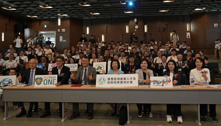 ▲縣長張麗善出席「智慧電動車電控系統區域產業人才培育基地」揭牌典禮暨成果展示，期許產官學攜手打造雲林成為智慧電動車發展重鎮。(記者劉峻文攝)