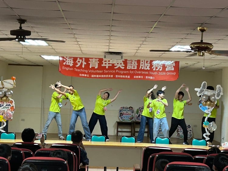 ▲海外青年載歌載舞表現出年輕人的熱情。(雲林國小提供)