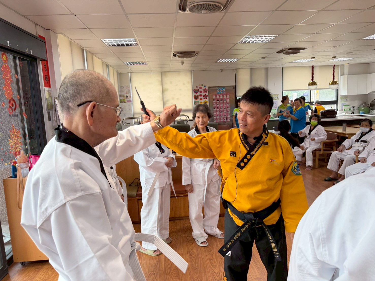 (有影片)/90歲也能踢出活力!伸港長輩穿道服學跆拳 - https://www.watchmedia01.com