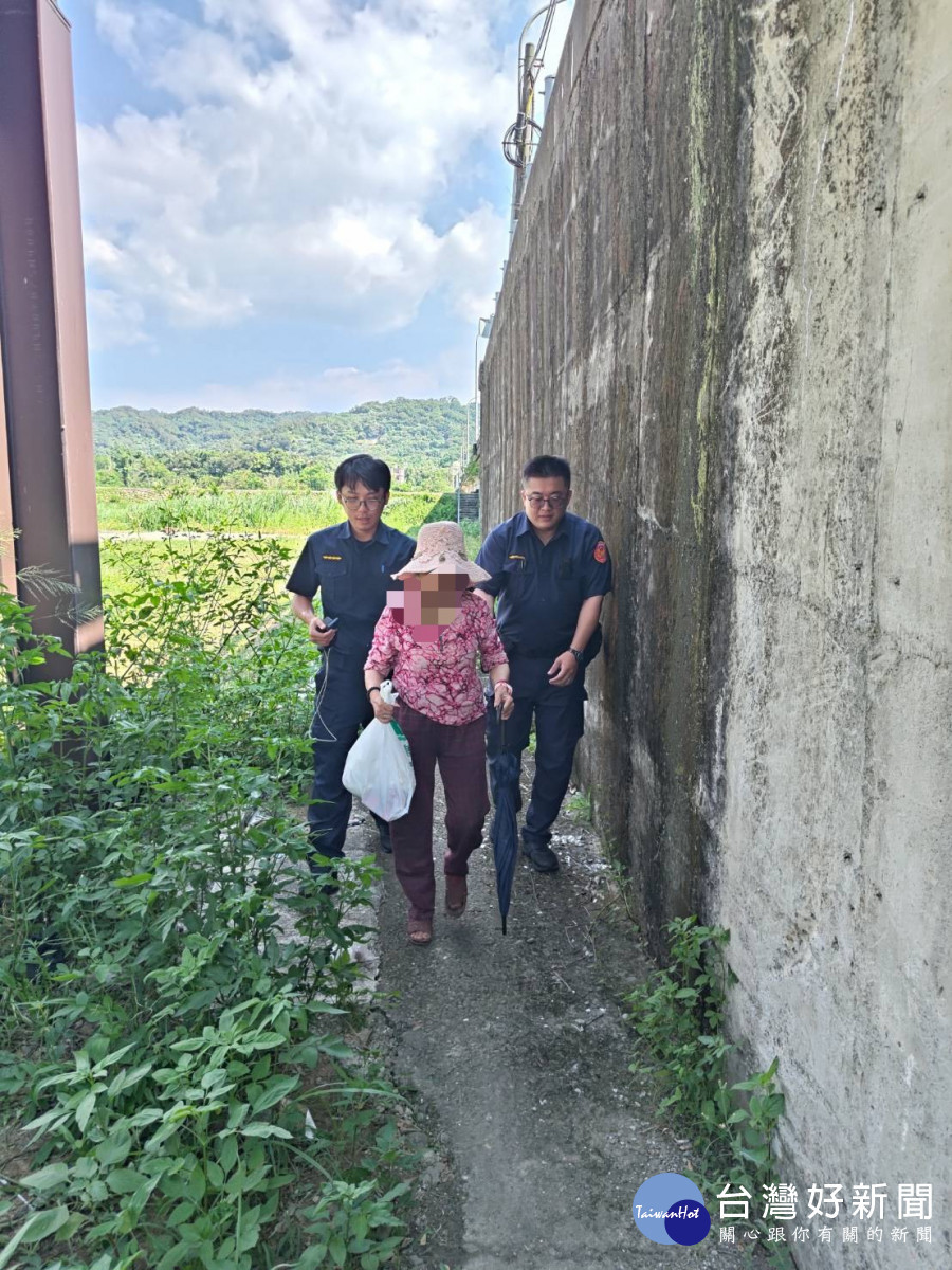 警方於新竹縣新埔鎮雲埔橋橋底發現疲憊且神情落寞的劉妻。