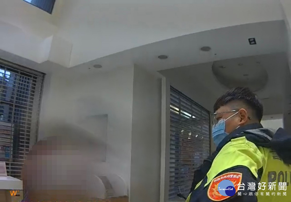 婦人疑似遭遇投資詐騙,警方立即趕赴現場了解,成功攔阻新臺幣3萬元匯款。