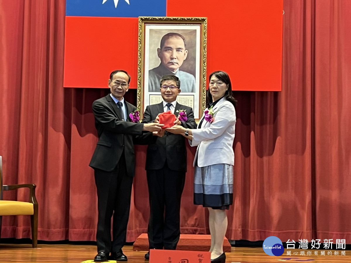張毓哲（左）交付重任予新任陳處長。（台電南投區處提供）<br /><br /> 